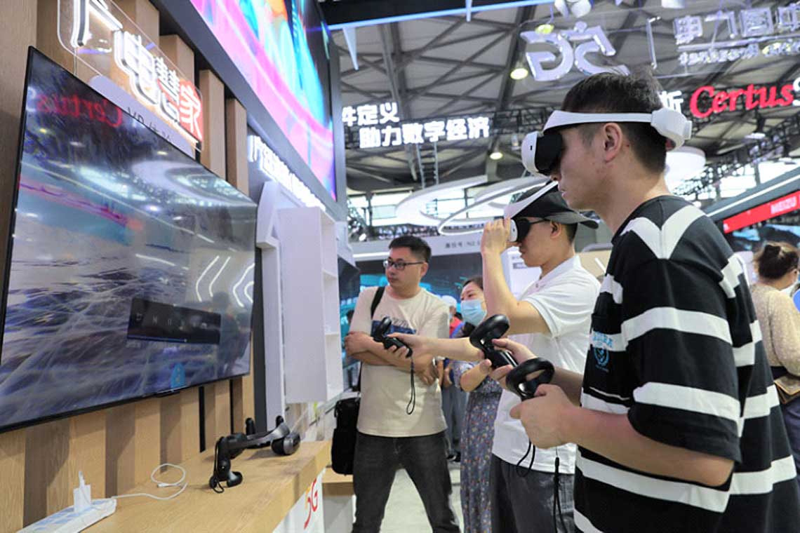 人们在中国广电展台举行VR体验