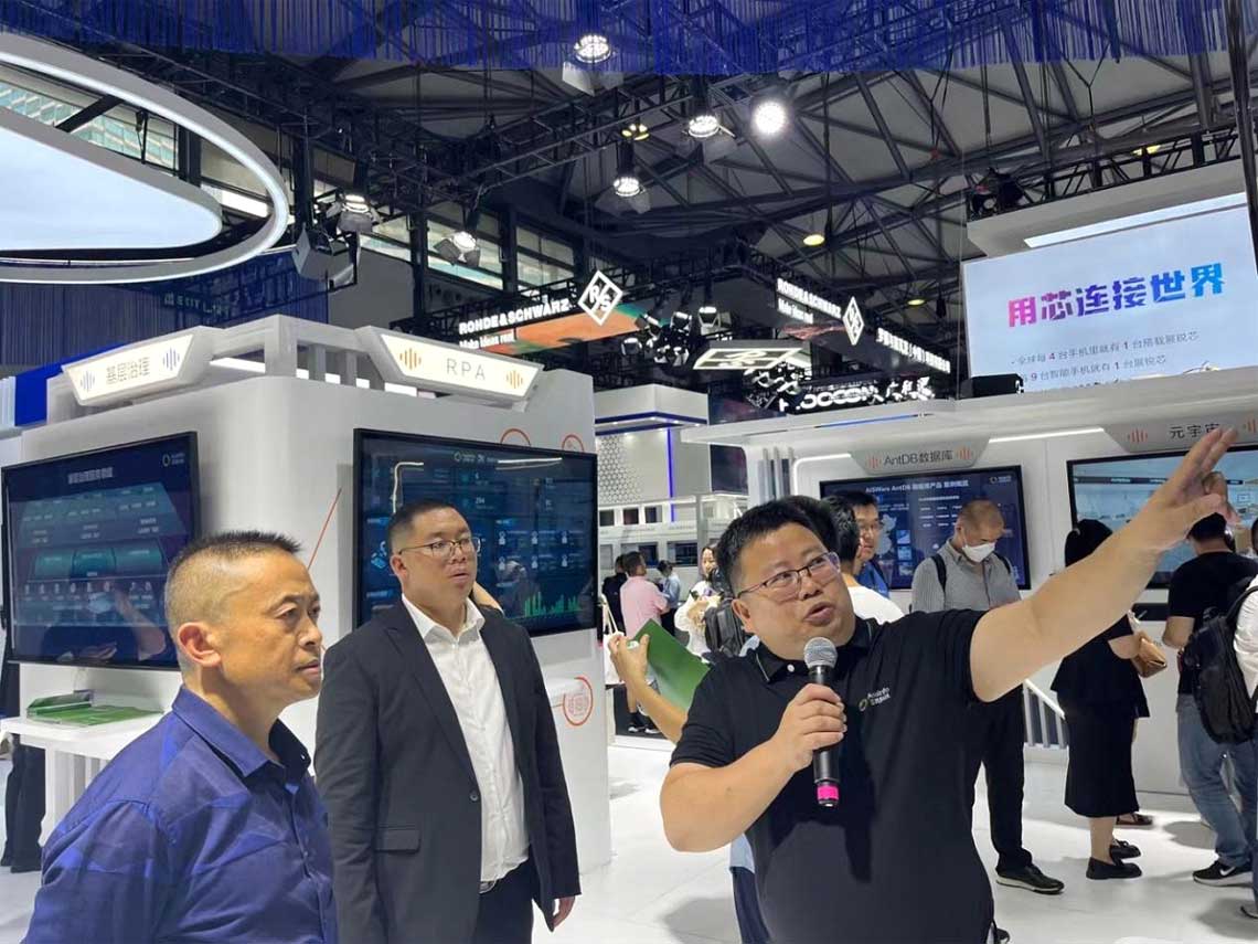 专心听取亚信科技解说智慧政务大平台和数据筛选以及火车车厢识别